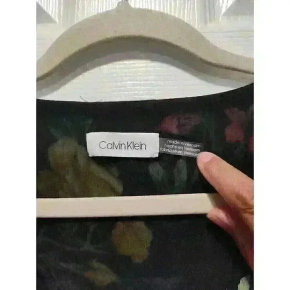 Calvin Klein‎ Light weight BLACK FLORAL V Neck Blouse Top LARGE - Picture 4 of 7